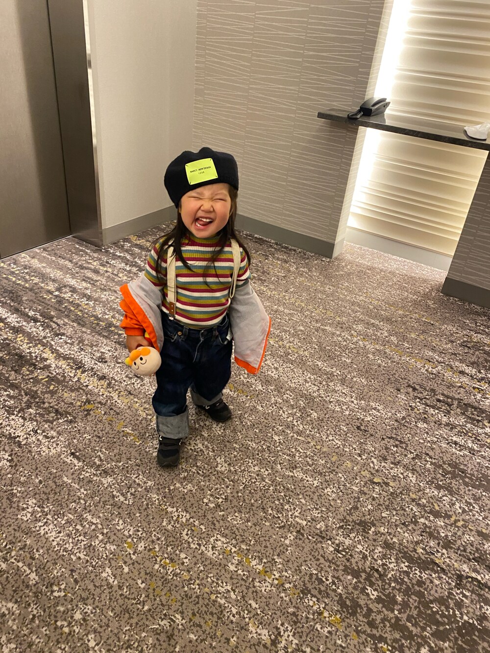 その他のTシャツ/カットソー、オレンジ系のマウンテンパーカー、ブルー系のデニムパンツを着用したキッズの春コーディネートの2枚目の写真