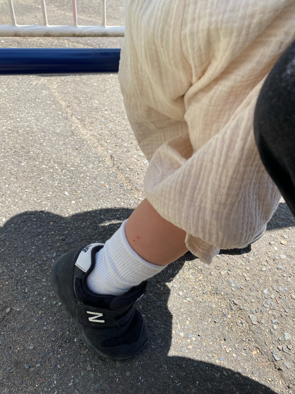 ブラック系のTシャツ/カットソー、ホワイト系のその他パンツ、ブラック系のスニーカーを着用したキッズの春コーディネートの2枚目の写真