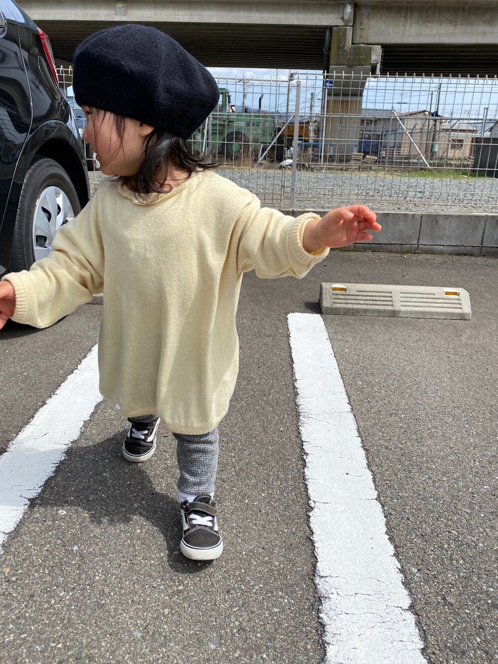 イエロー系のTシャツ/カットソー、グレー系のパンツ、ブラック系のスニーカーを着用したキッズの春コーディネートの2枚目の写真