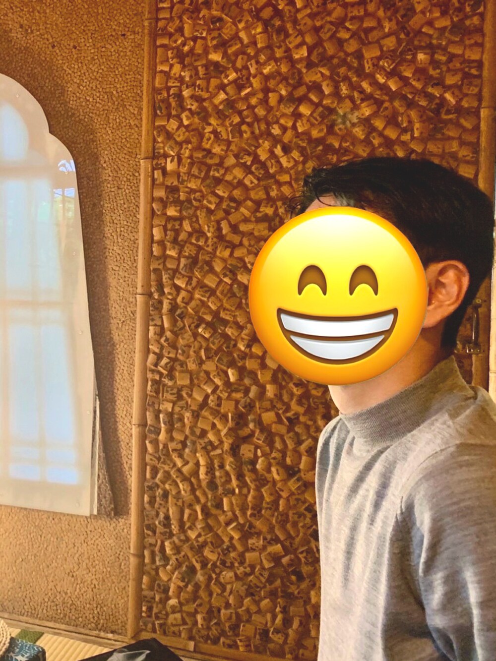 ブルー系のテーラードジャケット、ブルー系のデニムパンツ、グレー系のスニーカーを着用したメンズの秋コーディネートの2枚目の写真