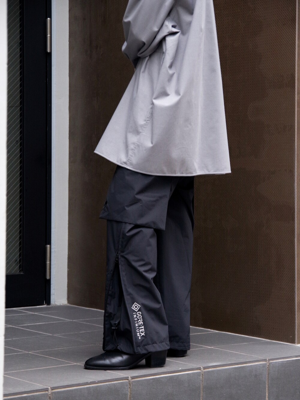 グレー系のシャツ/ブラウス、ブラック系のカーゴパンツを着用したメンズの秋コーディネートの2枚目の写真