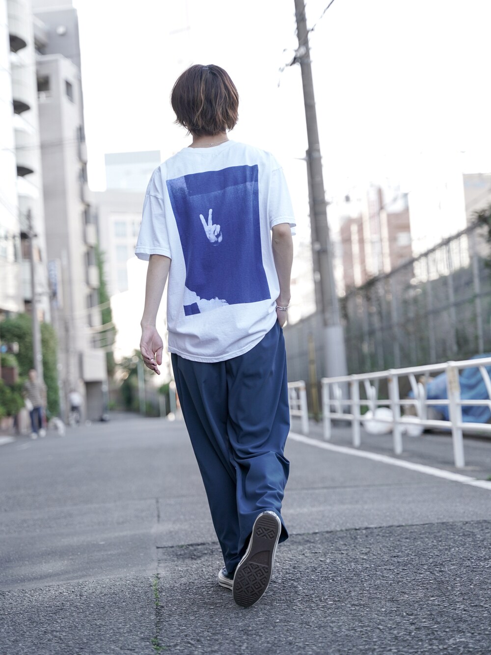 ホワイト系のTシャツ/カットソー、ブルー系のスラックスを着用したメンズの春コーディネートの2枚目の写真