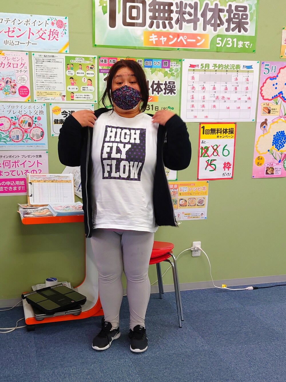 ブラック系のパーカー、ホワイト系のTシャツ/カットソー、ブラック系のスニーカーを着用したレディースの春コーディネートの3枚目の写真
