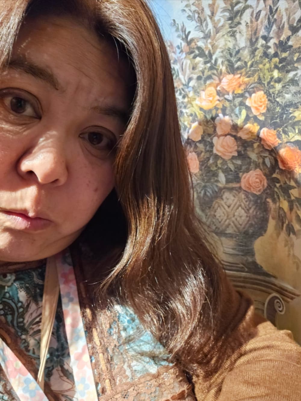 グリーン系のトップス、ブラウン系のパンツ、ブラック系のスニーカーを着用したレディースの春コーディネートの3枚目の写真