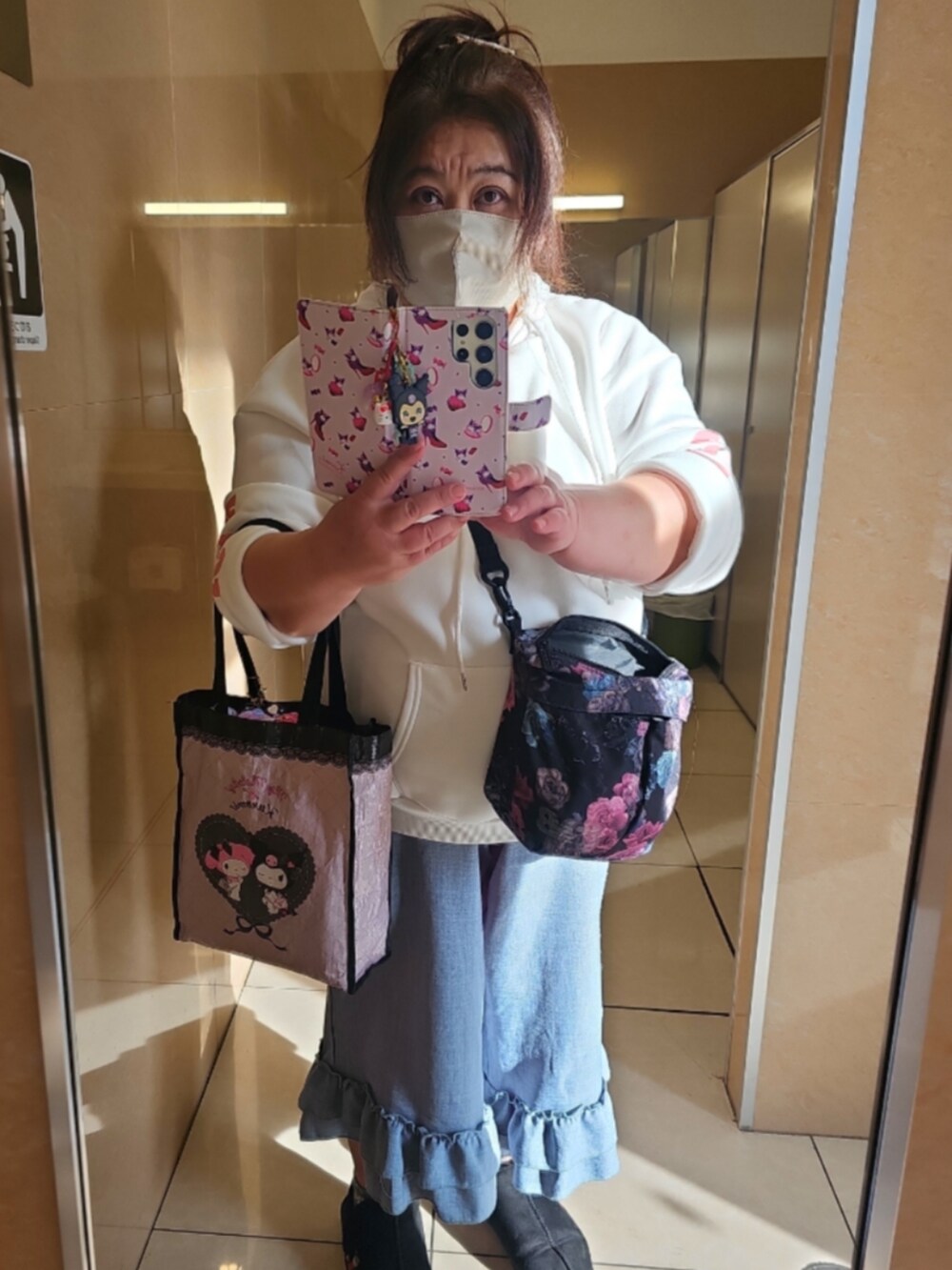 ホワイト系のスウェット、その他のショルダーバッグ、その他のエコバッグ/サブバッグを着用したレディースの冬コーディネートの2枚目の写真