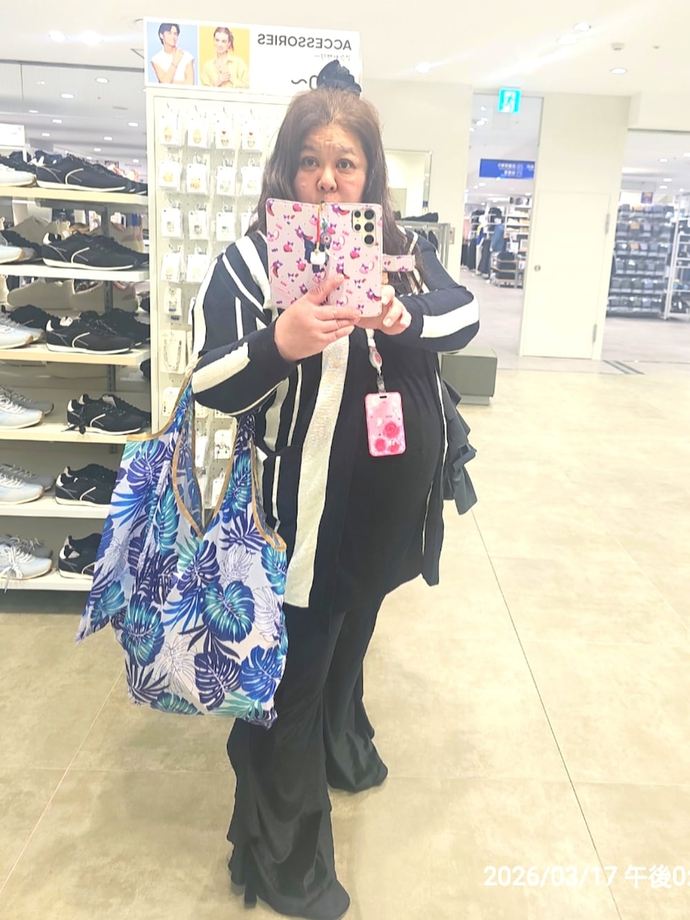 ブラック系のパンツ、ブラック系のパンプス、ブラック系のTシャツ/カットソーを着用したレディースの春コーディネートの2枚目の写真