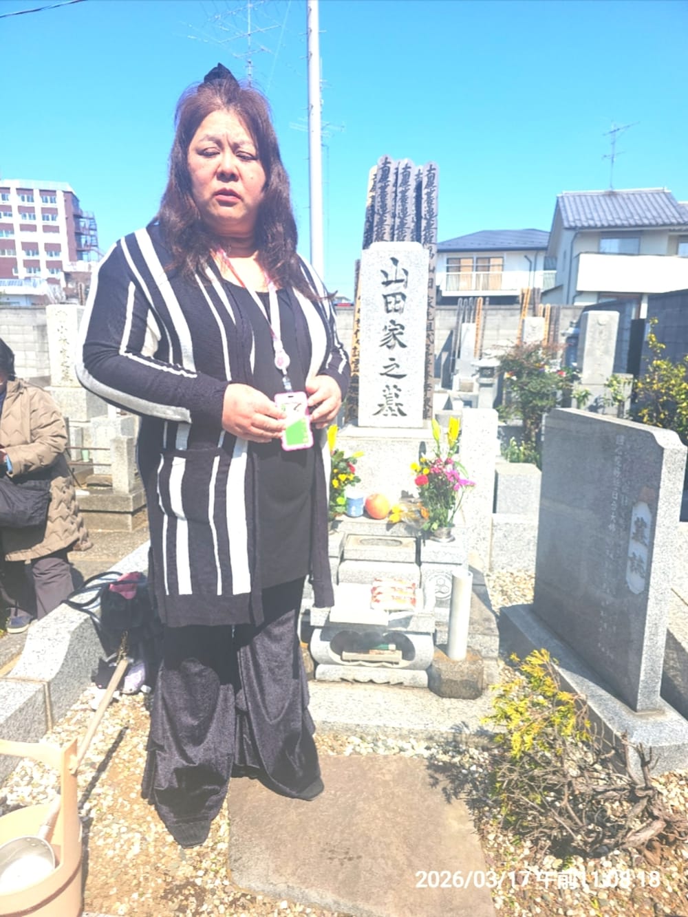 ブラック系のパンツ、ブラック系のパンプス、ブラック系のTシャツ/カットソーを着用したレディースの春コーディネートの4枚目の写真