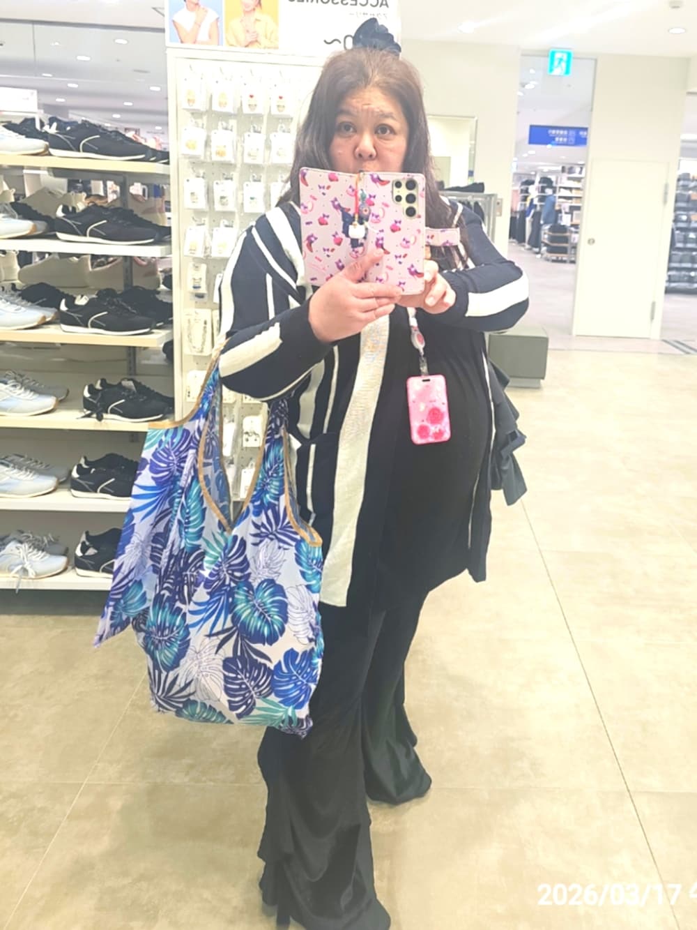 ブラック系のパンツ、ブラック系のパンプス、ブラック系のTシャツ/カットソーを着用したレディースの春コーディネートの3枚目の写真