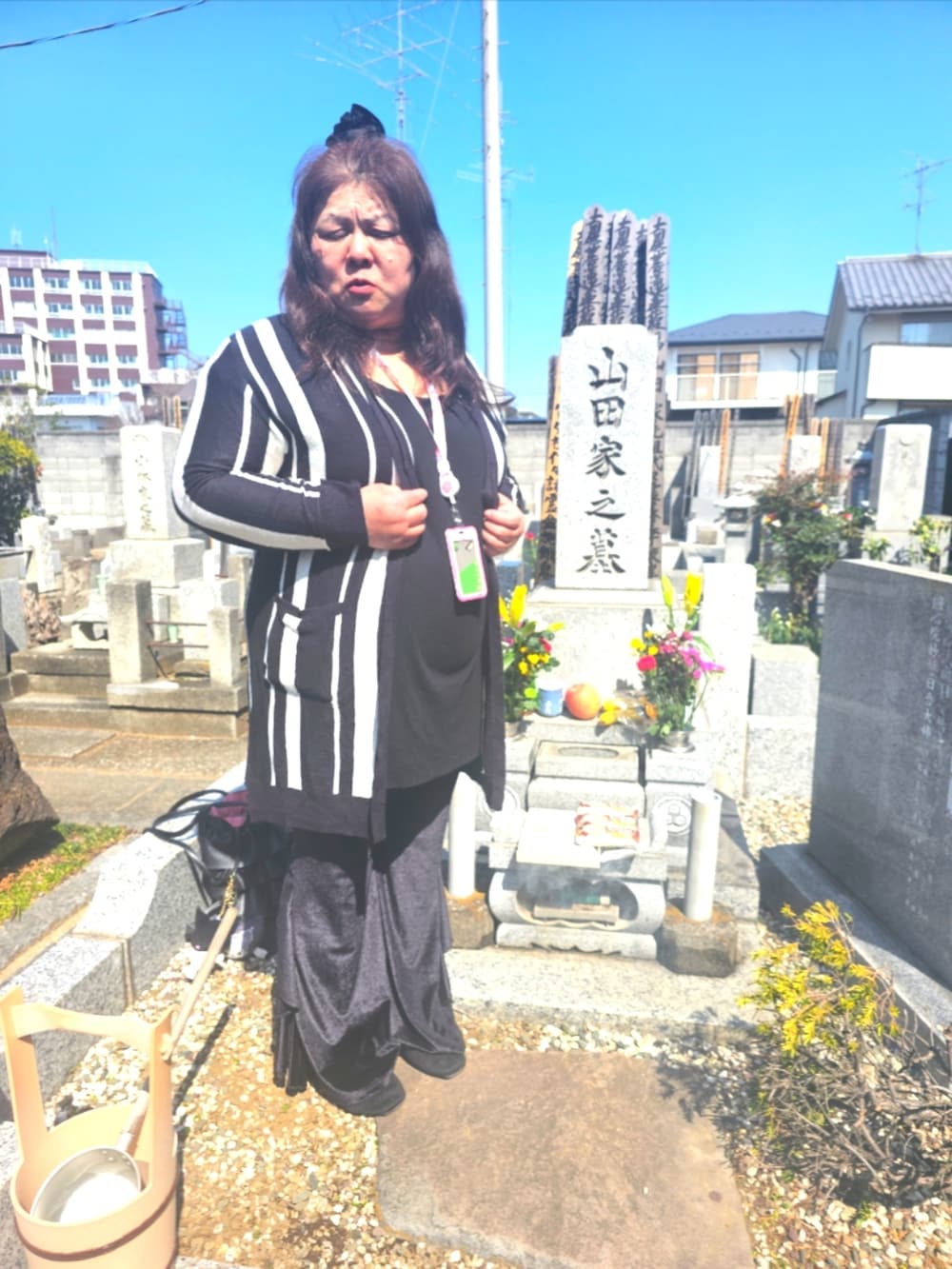 ブラック系のパンツ、ブラック系のパンプス、ブラック系のTシャツ/カットソーを着用したレディースの春コーディネートの5枚目の写真