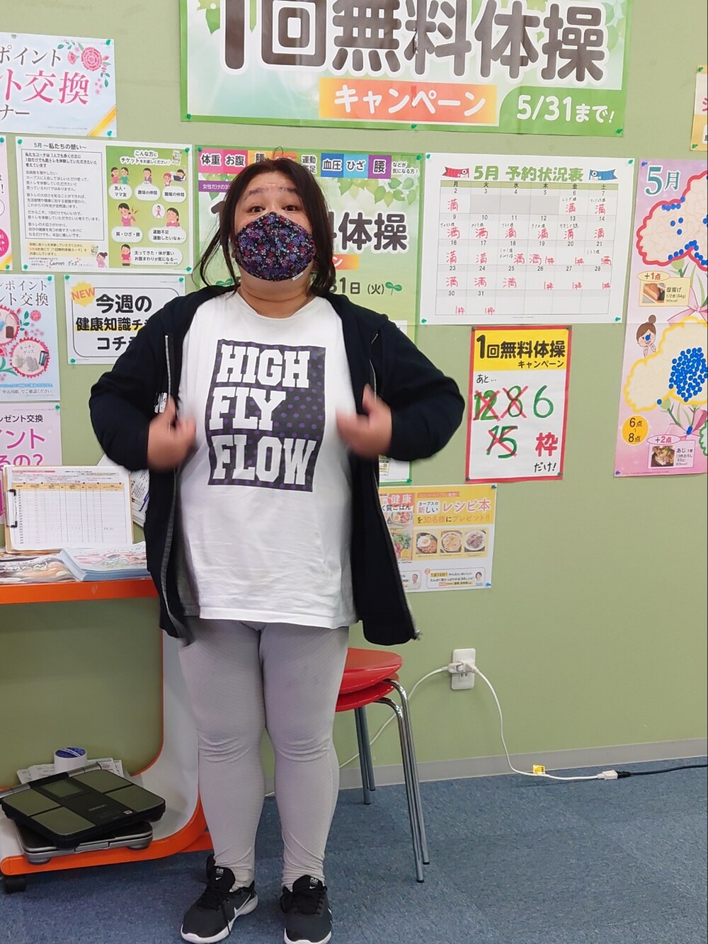 ブラック系のパーカー、ホワイト系のTシャツ/カットソー、ブラック系のスニーカーを着用したレディースの春コーディネートの2枚目の写真