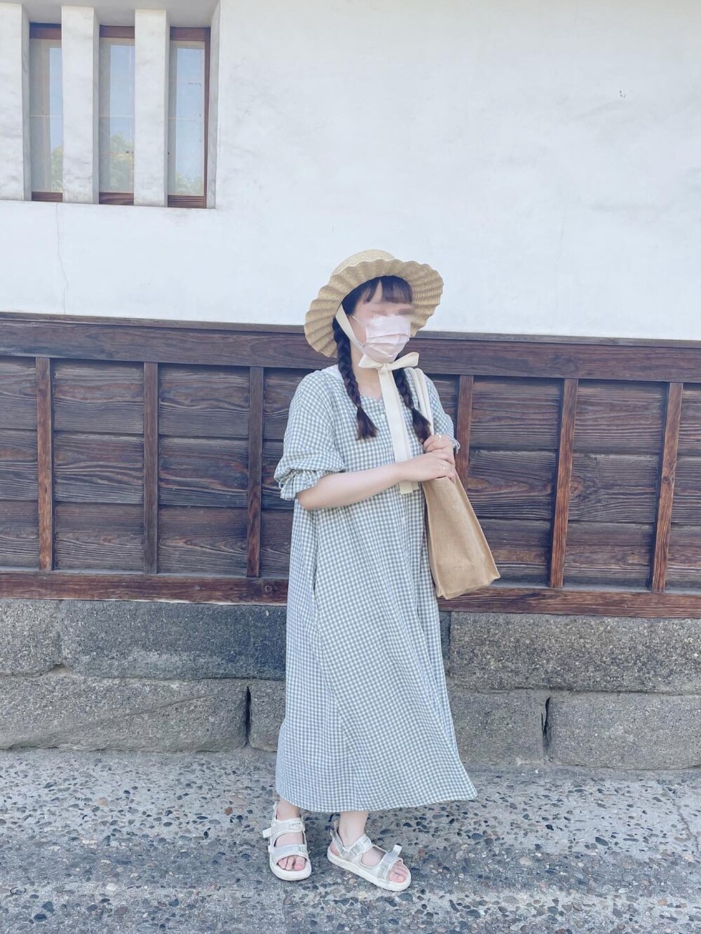 ブルー系のワンピース、ホワイト系のハットを着用したレディースの秋コーディネートの3枚目の写真
