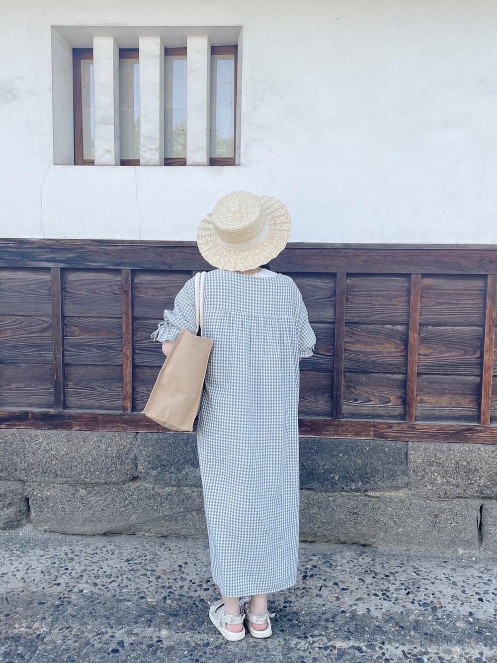 ブルー系のワンピース、ホワイト系のハットを着用したレディースの秋コーディネートの2枚目の写真