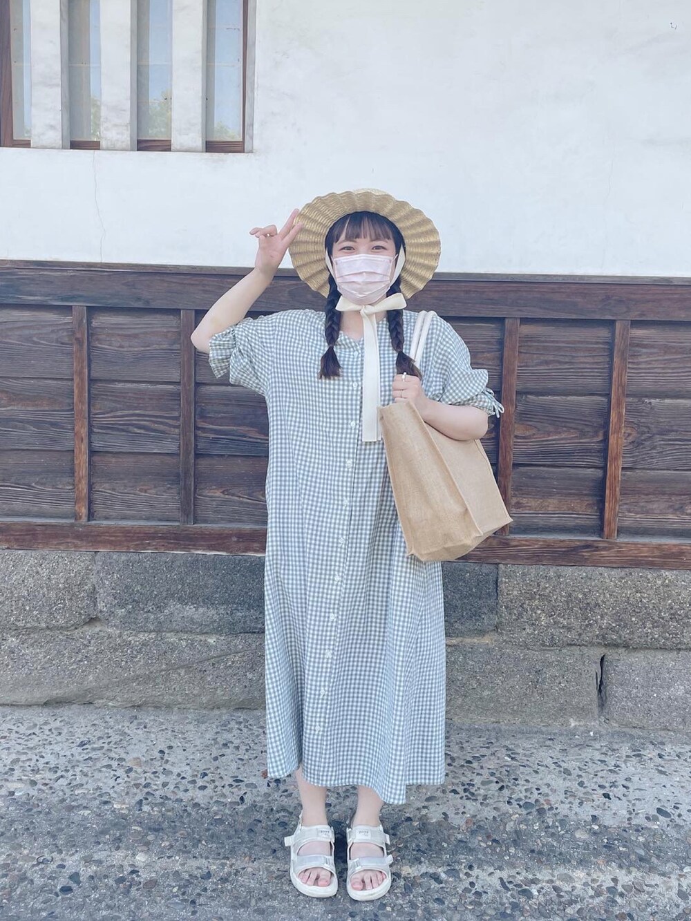 ブルー系のワンピース、ホワイト系のハットを着用したレディースの秋コーディネートの4枚目の写真