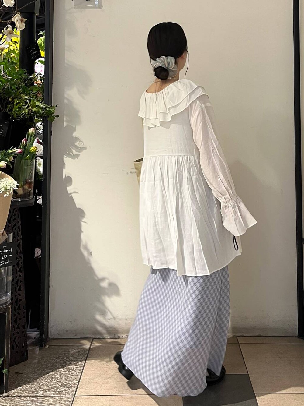 シルバー系のタンクトップ、ベージュ系のトートバッグ、ブラック系のローファーを着用したレディースの春コーディネートの4枚目の写真