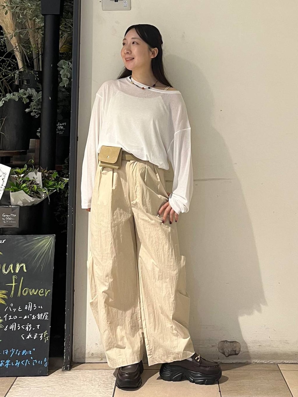 ホワイト系のキャミソール、ベージュ系のその他パンツ、ホワイト系のTシャツ/カットソーを着用したレディースの夏コーディネートの2枚目の写真