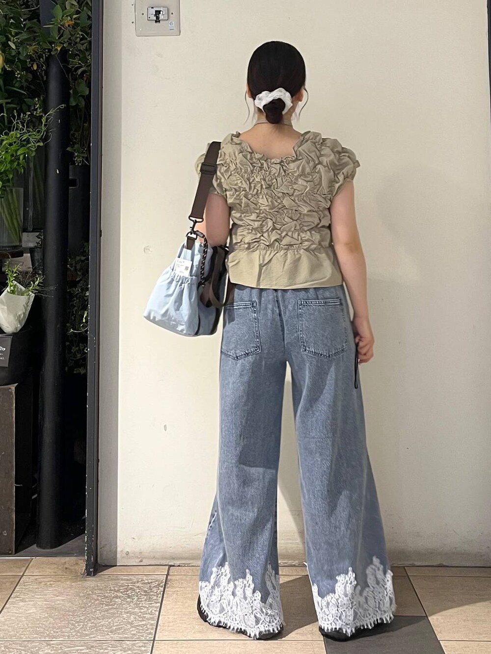 ベージュ系のシャツ/ブラウス、ブルー系のショルダーバッグ、ホワイト系のタンクトップを着用したレディースの夏コーディネートの4枚目の写真