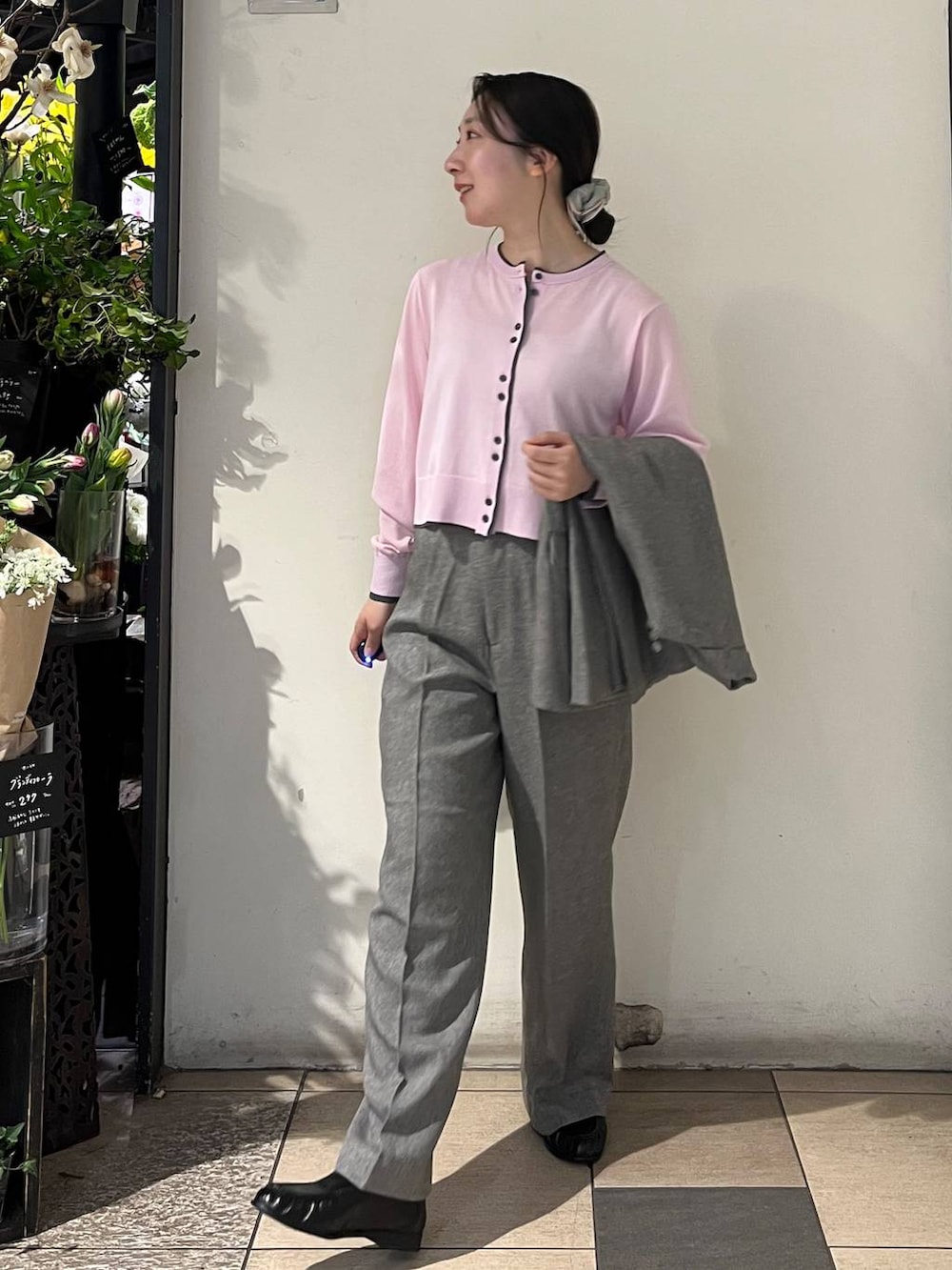 シルバー系のタンクトップ、グレー系のテーラードジャケット、グレー系のデニムパンツを着用したレディースの春コーディネートの3枚目の写真