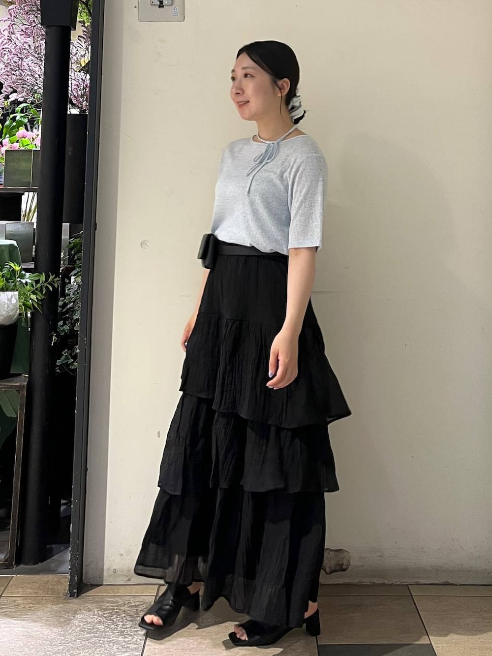 ブルー系のTシャツ/カットソー、シルバー系のタンクトップ、ブラック系のサンダルを着用したレディースの夏コーディネートの3枚目の写真