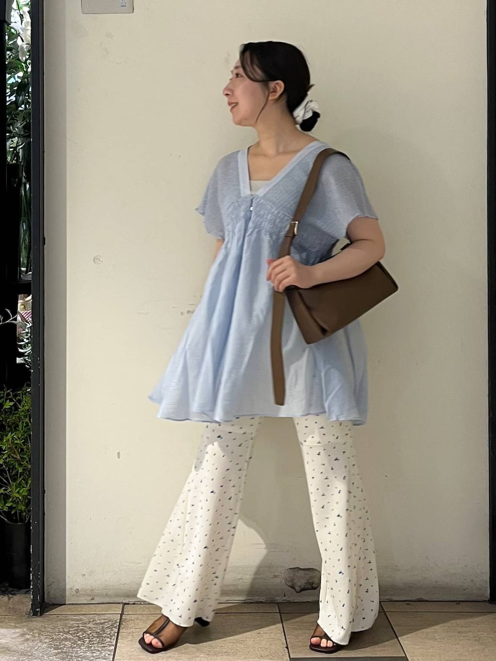 シルバー系のタンクトップ、ブルー系のシャツ/ブラウス、ホワイト系のその他パンツを着用したレディースの夏コーディネートの3枚目の写真