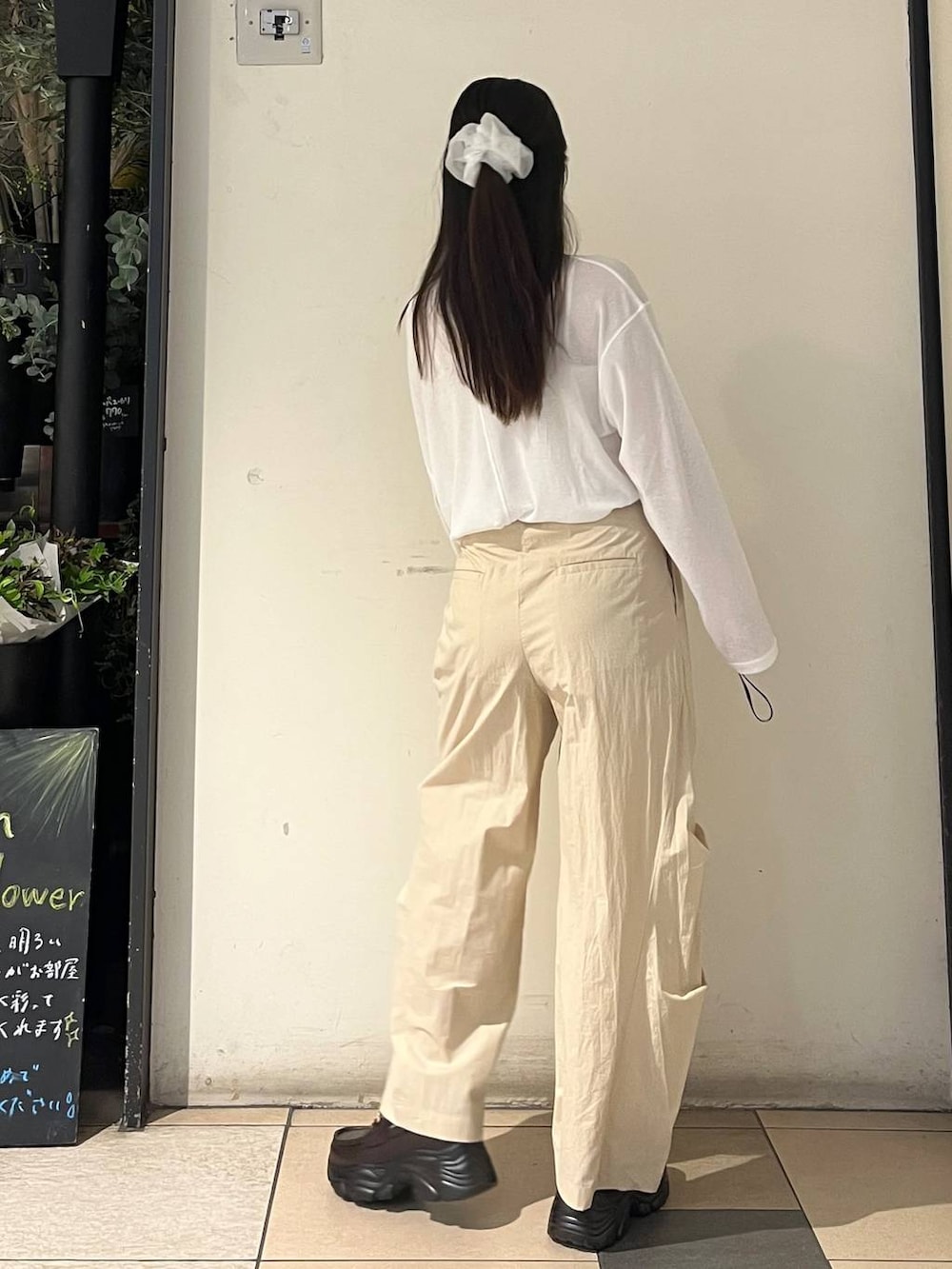ホワイト系のキャミソール、ベージュ系のその他パンツ、ホワイト系のTシャツ/カットソーを着用したレディースの夏コーディネートの4枚目の写真