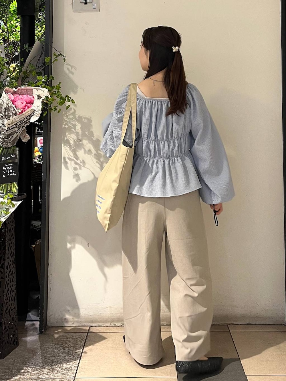 ベージュ系のその他パンツ、シルバー系のタンクトップ、ブラック系のパンプスを着用したレディースの冬コーディネートの4枚目の写真