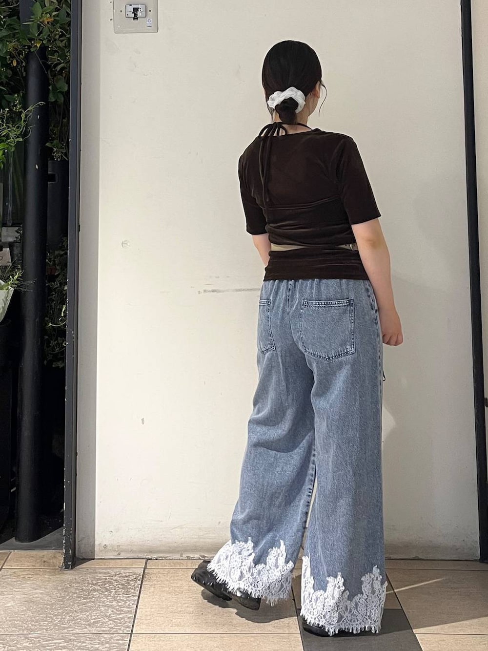 ブラウン系のTシャツ/カットソー、ホワイト系のタンクトップ、ブルー系のデニムパンツを着用したレディースの夏コーディネートの4枚目の写真