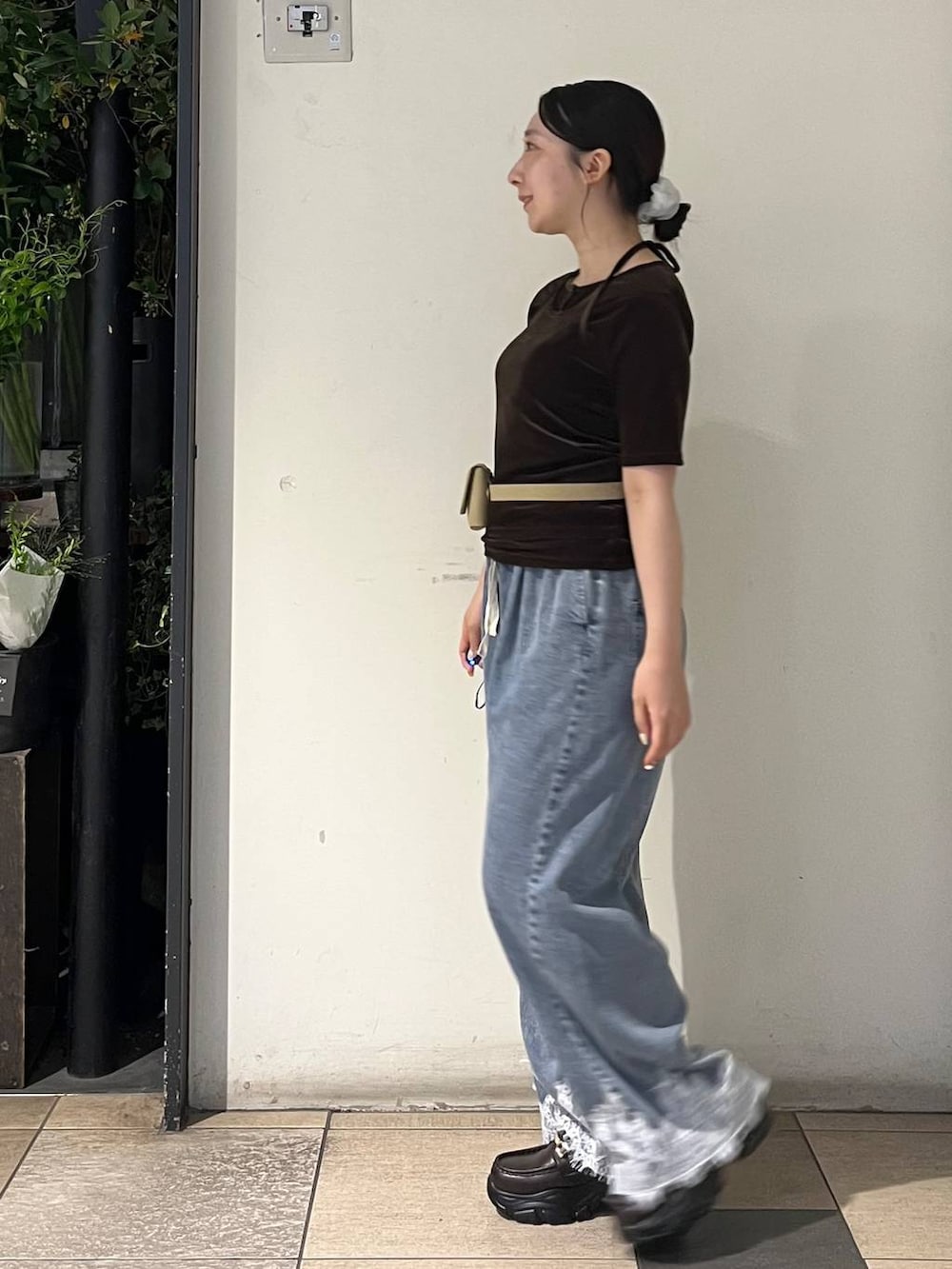 ブラウン系のTシャツ/カットソー、ホワイト系のタンクトップ、ブルー系のデニムパンツを着用したレディースの夏コーディネートの3枚目の写真