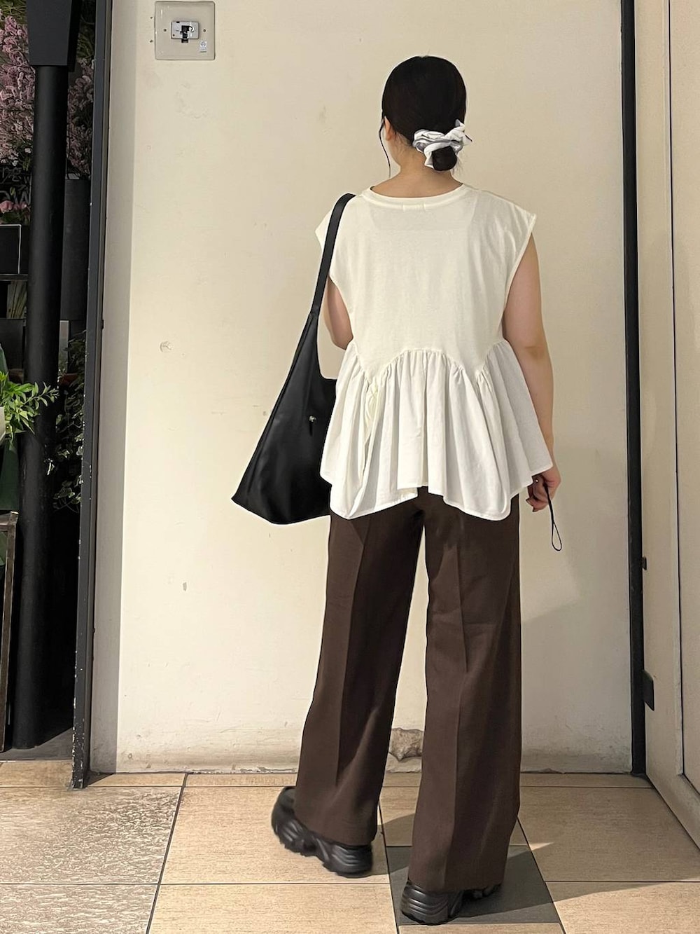 ホワイト系のTシャツ/カットソー、ブラック系のショルダーバッグ、シルバー系のタンクトップを着用したレディースの夏コーディネートの4枚目の写真