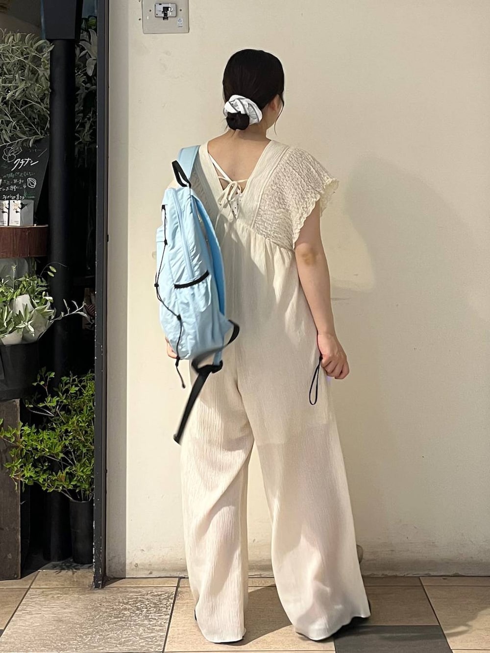 ホワイト系のTシャツ/カットソー、ホワイト系のサロペット/オーバーオール、ブラック系のサンダルを着用したレディースの夏コーディネートの4枚目の写真
