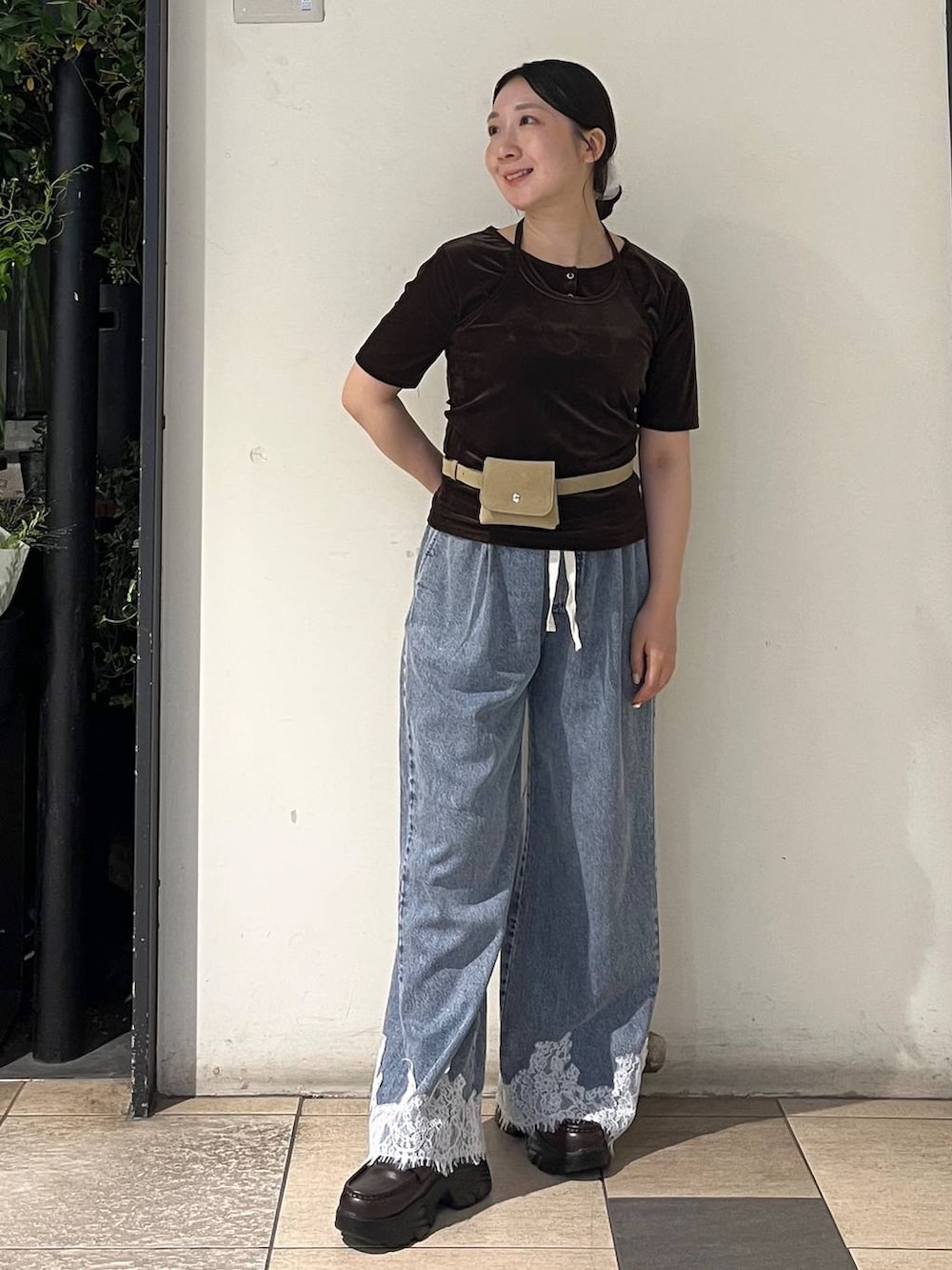 ブラウン系のTシャツ/カットソー、ホワイト系のタンクトップ、ブルー系のデニムパンツを着用したレディースの夏コーディネートの2枚目の写真