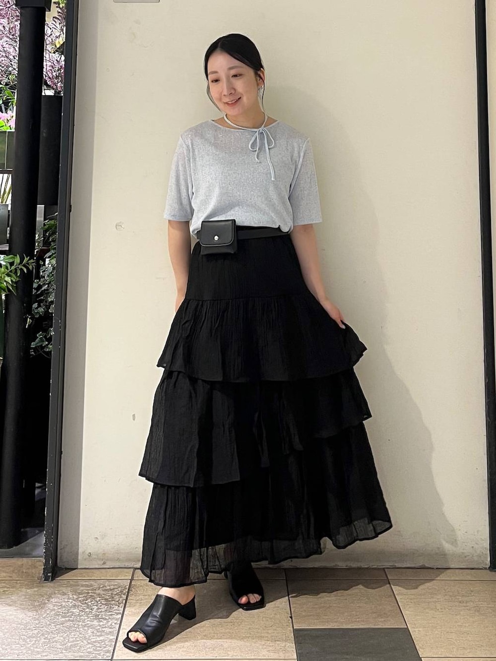 ブルー系のTシャツ/カットソー、シルバー系のタンクトップ、ブラック系のサンダルを着用したレディースの夏コーディネートの5枚目の写真