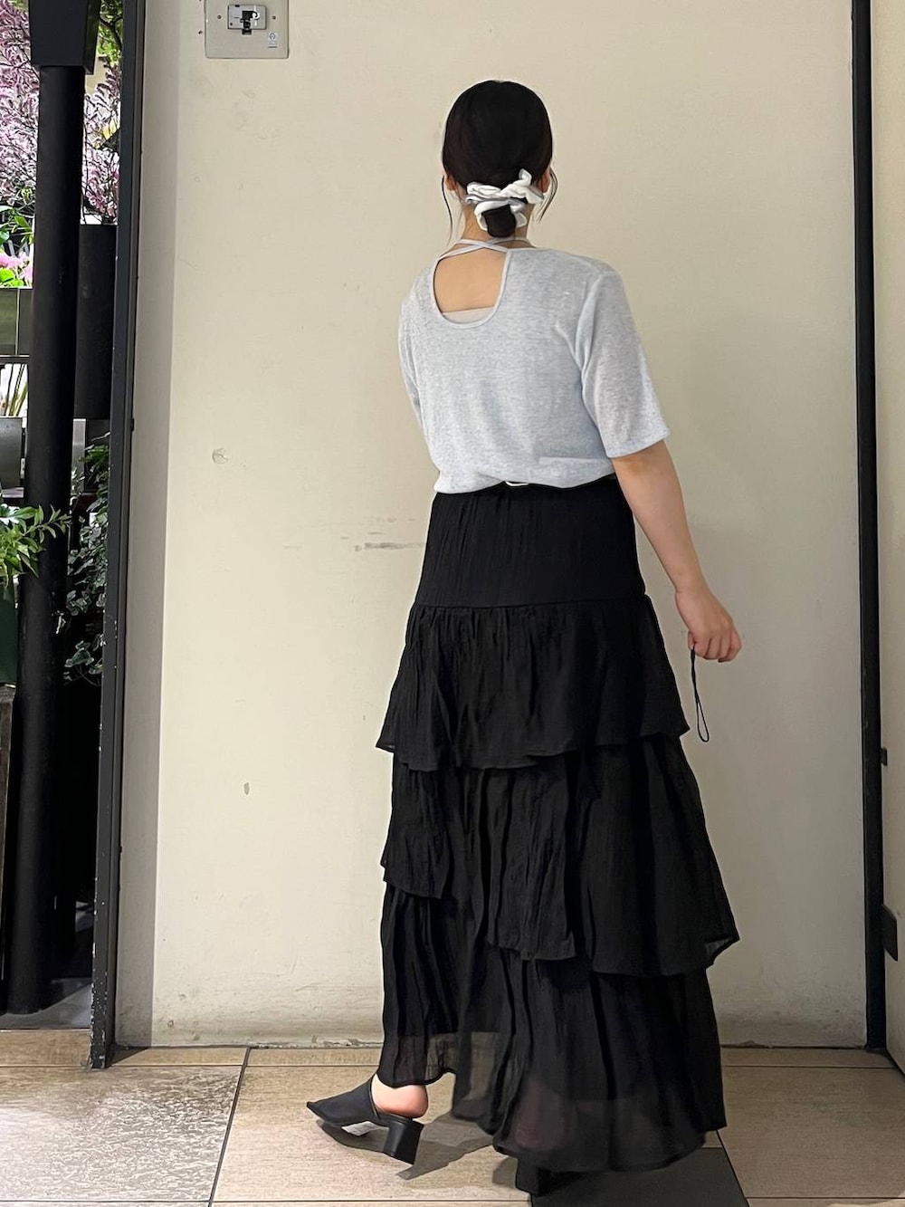 ブルー系のTシャツ/カットソー、シルバー系のタンクトップ、ブラック系のサンダルを着用したレディースの夏コーディネートの4枚目の写真