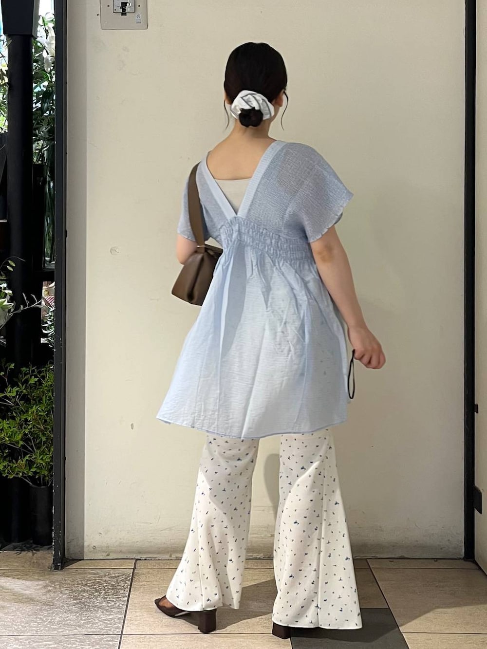 シルバー系のタンクトップ、ブルー系のシャツ/ブラウス、ホワイト系のその他パンツを着用したレディースの夏コーディネートの4枚目の写真