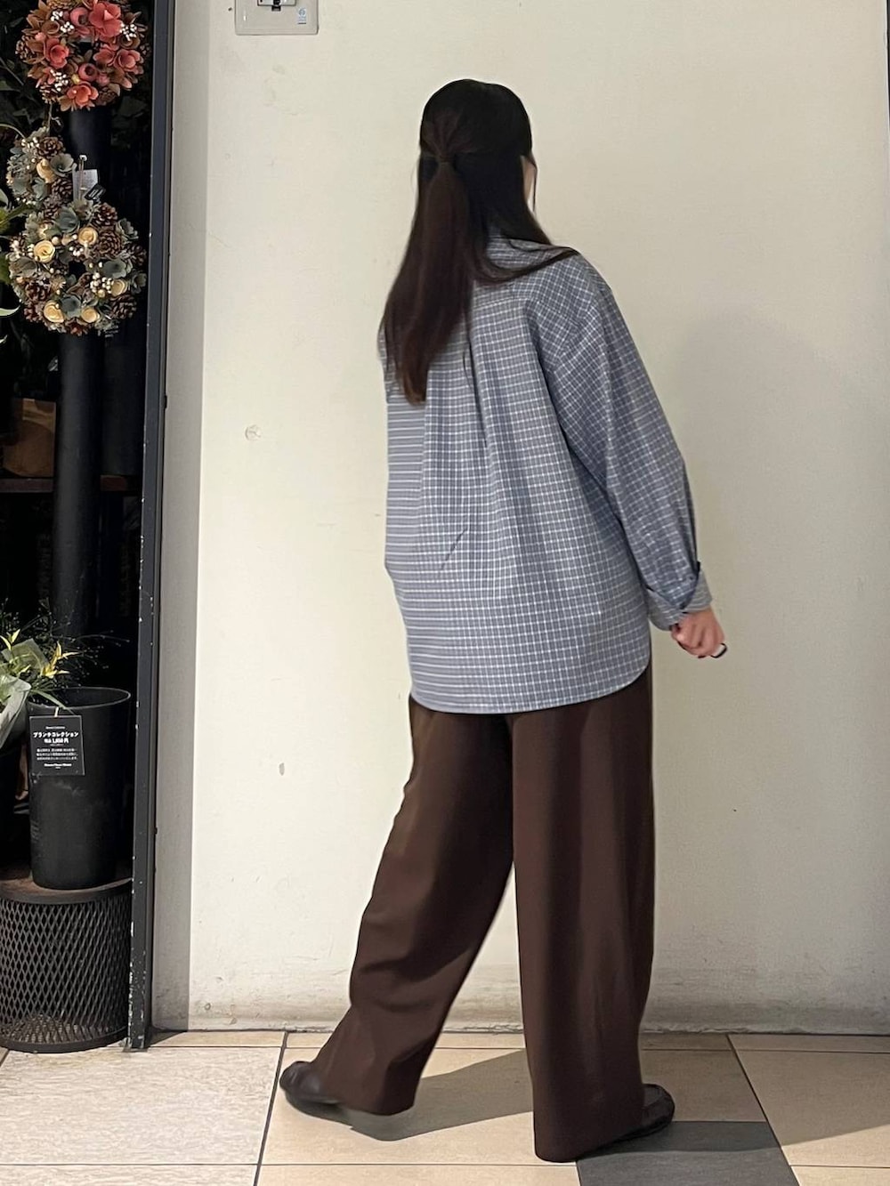 ブラウン系のローファー、シルバー系のタンクトップ、ブラウン系のその他パンツを着用したレディースの秋コーディネートの4枚目の写真