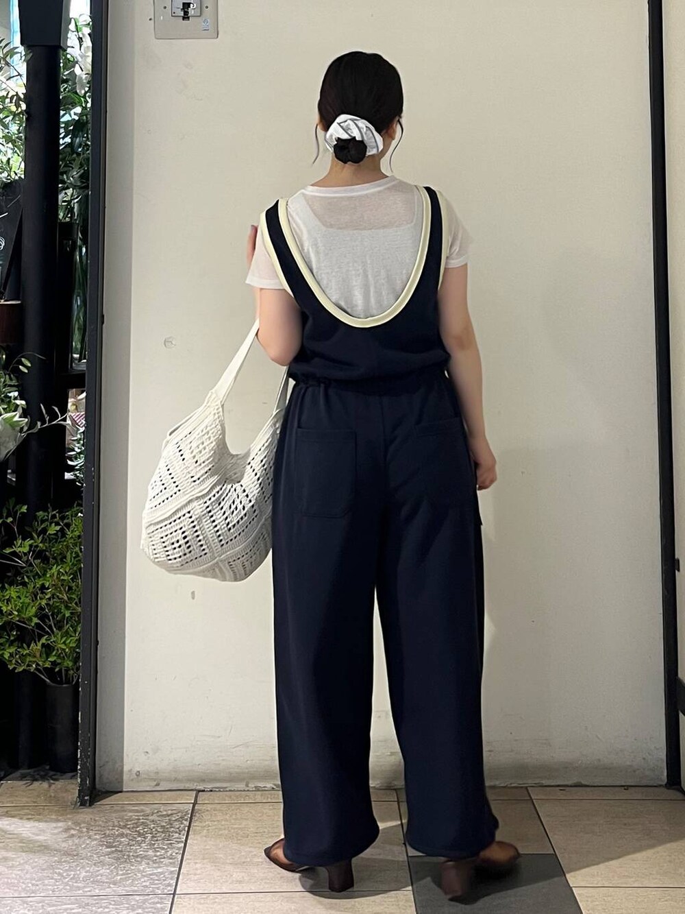 シルバー系のタンクトップ、ホワイト系のTシャツ/カットソー、ブラウン系のサンダルを着用したレディースの夏コーディネートの4枚目の写真