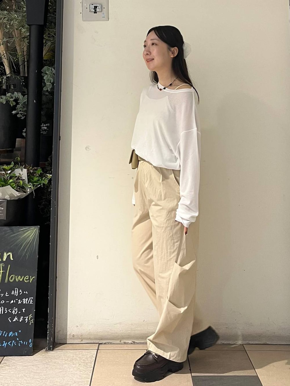 ホワイト系のキャミソール、ベージュ系のその他パンツ、ホワイト系のTシャツ/カットソーを着用したレディースの夏コーディネートの3枚目の写真
