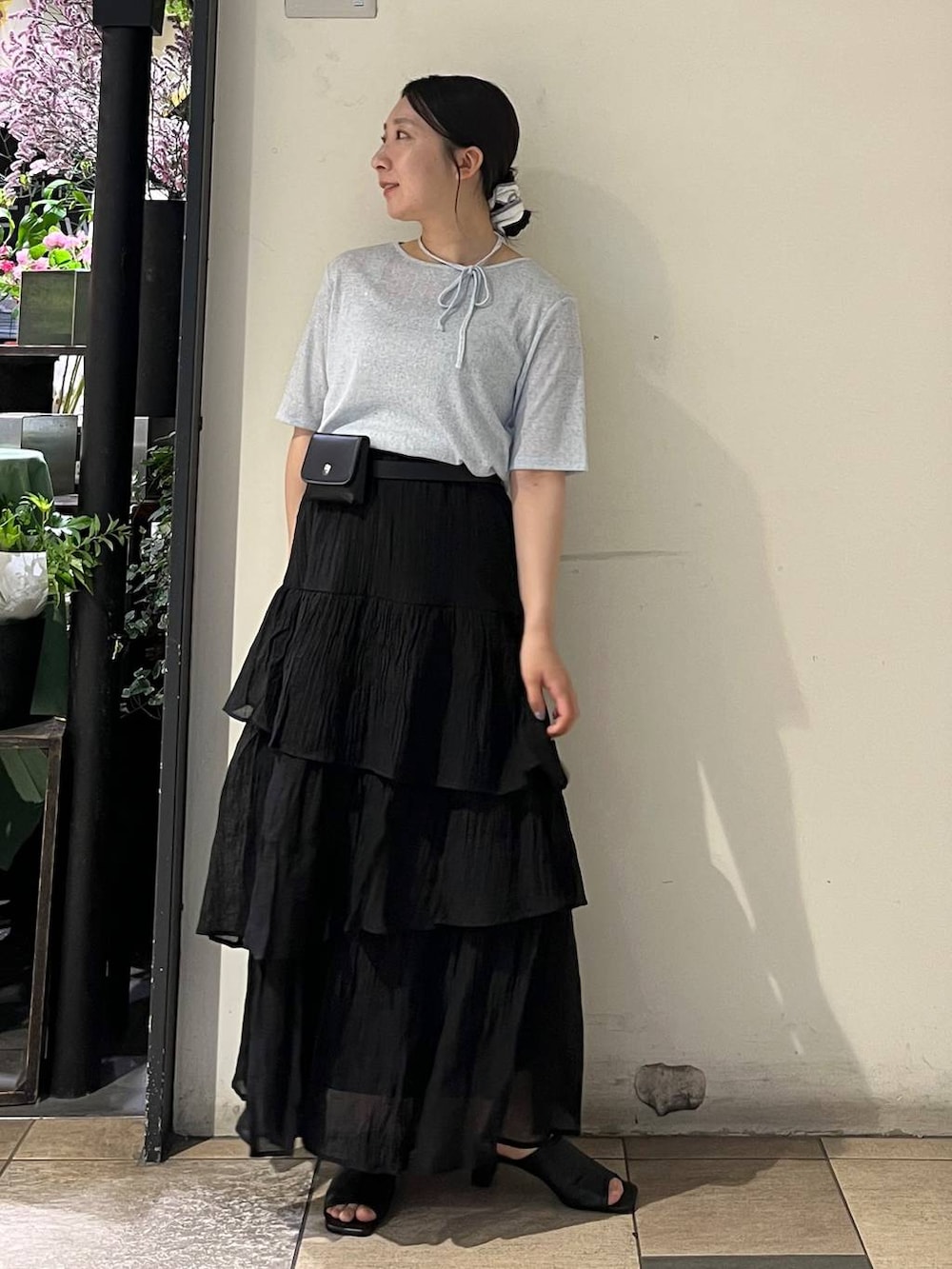 ブルー系のTシャツ/カットソー、シルバー系のタンクトップ、ブラック系のサンダルを着用したレディースの夏コーディネートの2枚目の写真