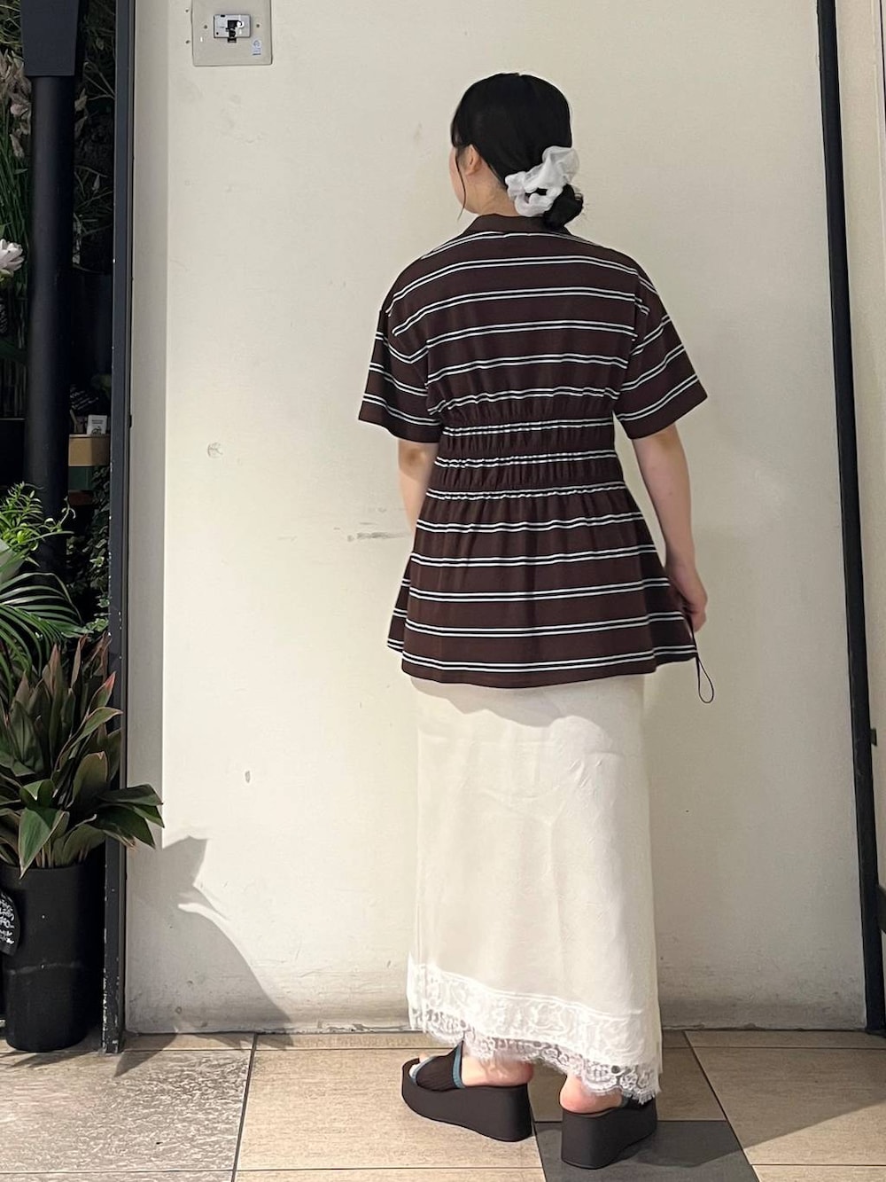 ブラウン系のサンダル、ホワイト系のスカート、ブラウン系のTシャツ/カットソーを着用したレディースの夏コーディネートの4枚目の写真