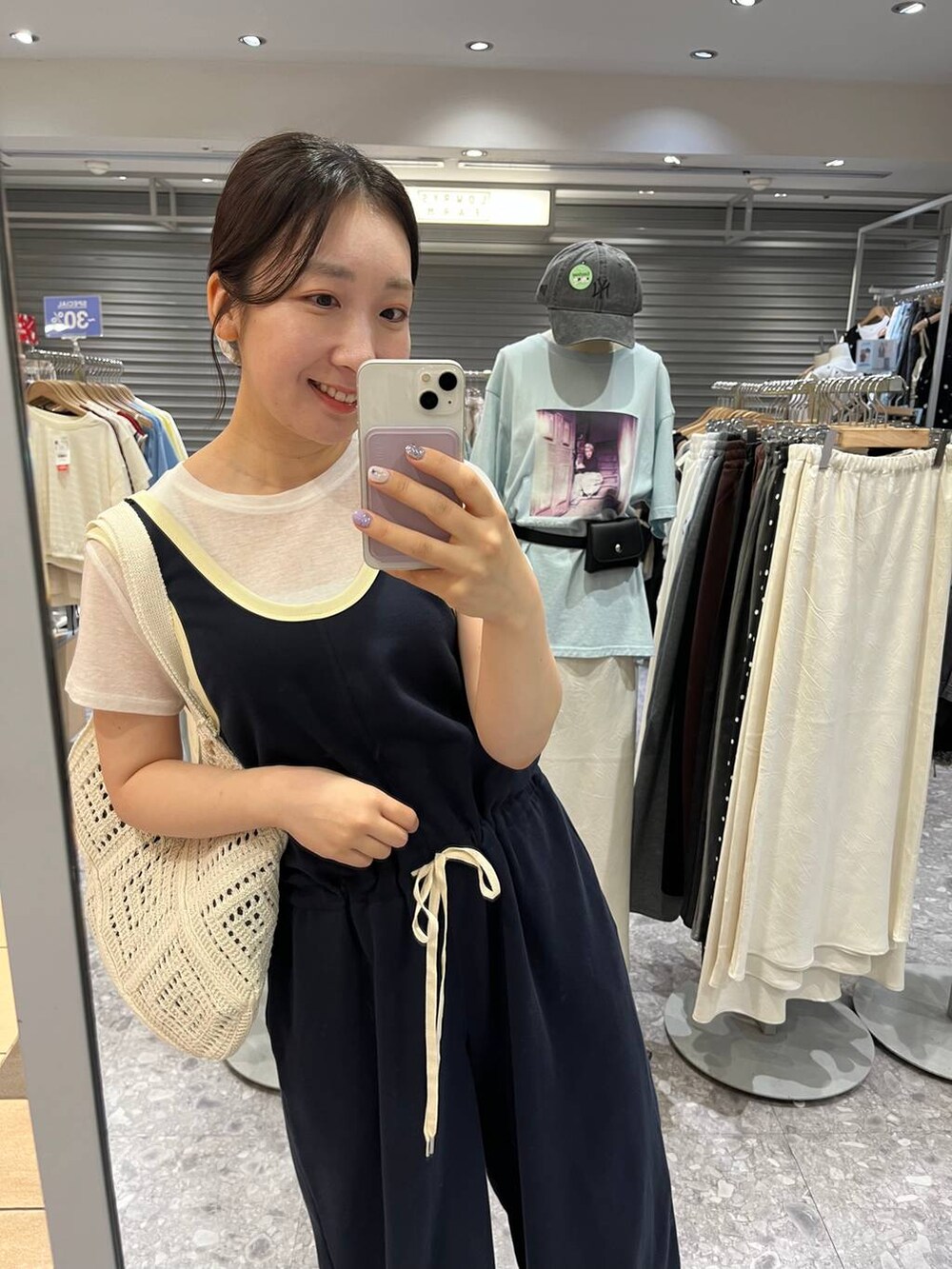 シルバー系のタンクトップ、ホワイト系のTシャツ/カットソー、ブラウン系のサンダルを着用したレディースの夏コーディネートの5枚目の写真