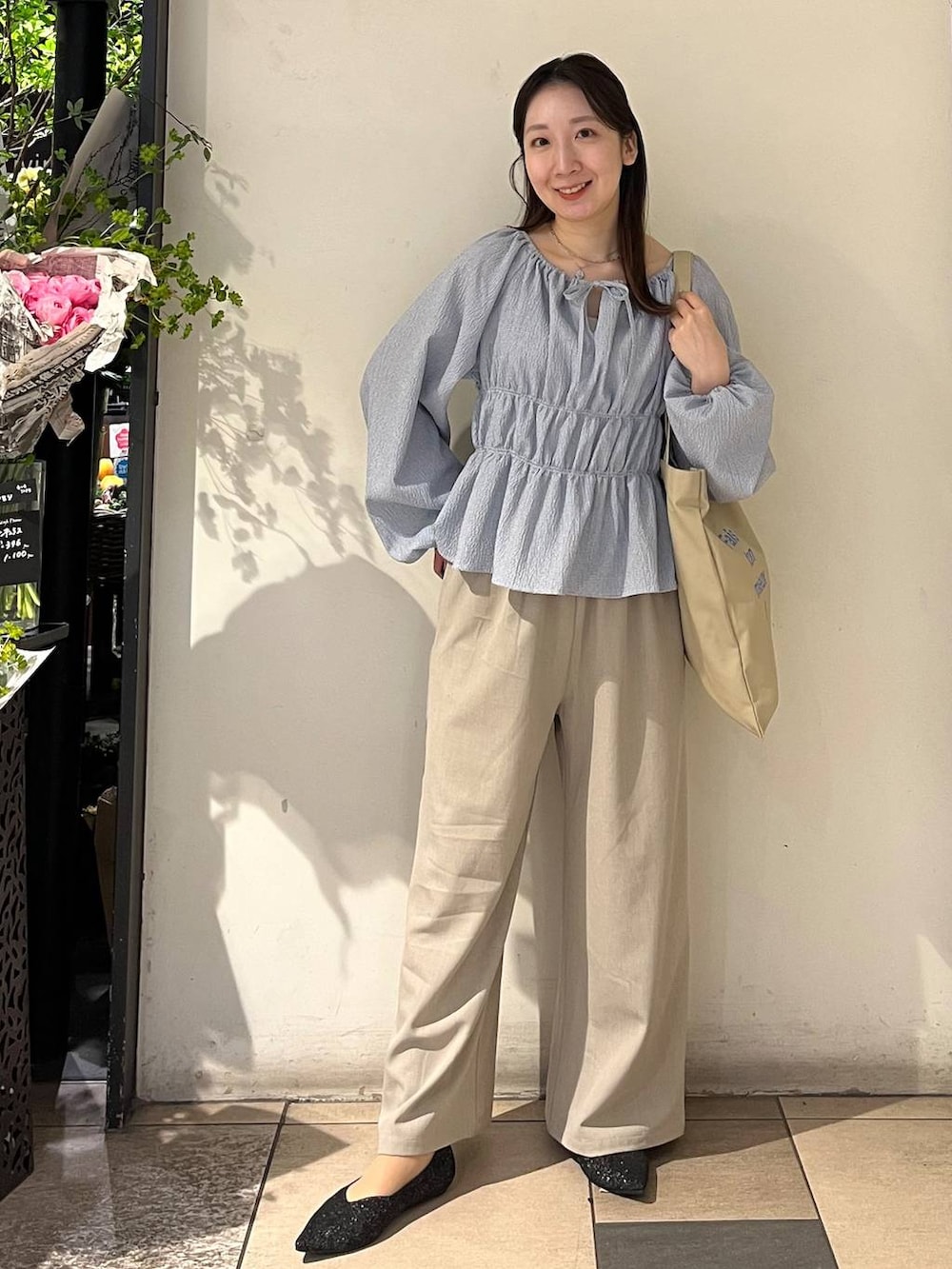 ベージュ系のその他パンツ、シルバー系のタンクトップ、ブラック系のパンプスを着用したレディースの冬コーディネートの2枚目の写真