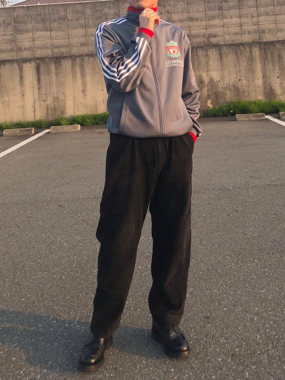 グレー系のその他アウター、ブラック系のその他パンツ、ブラック系のブーツを着用したメンズの春コーディネートの2枚目の写真