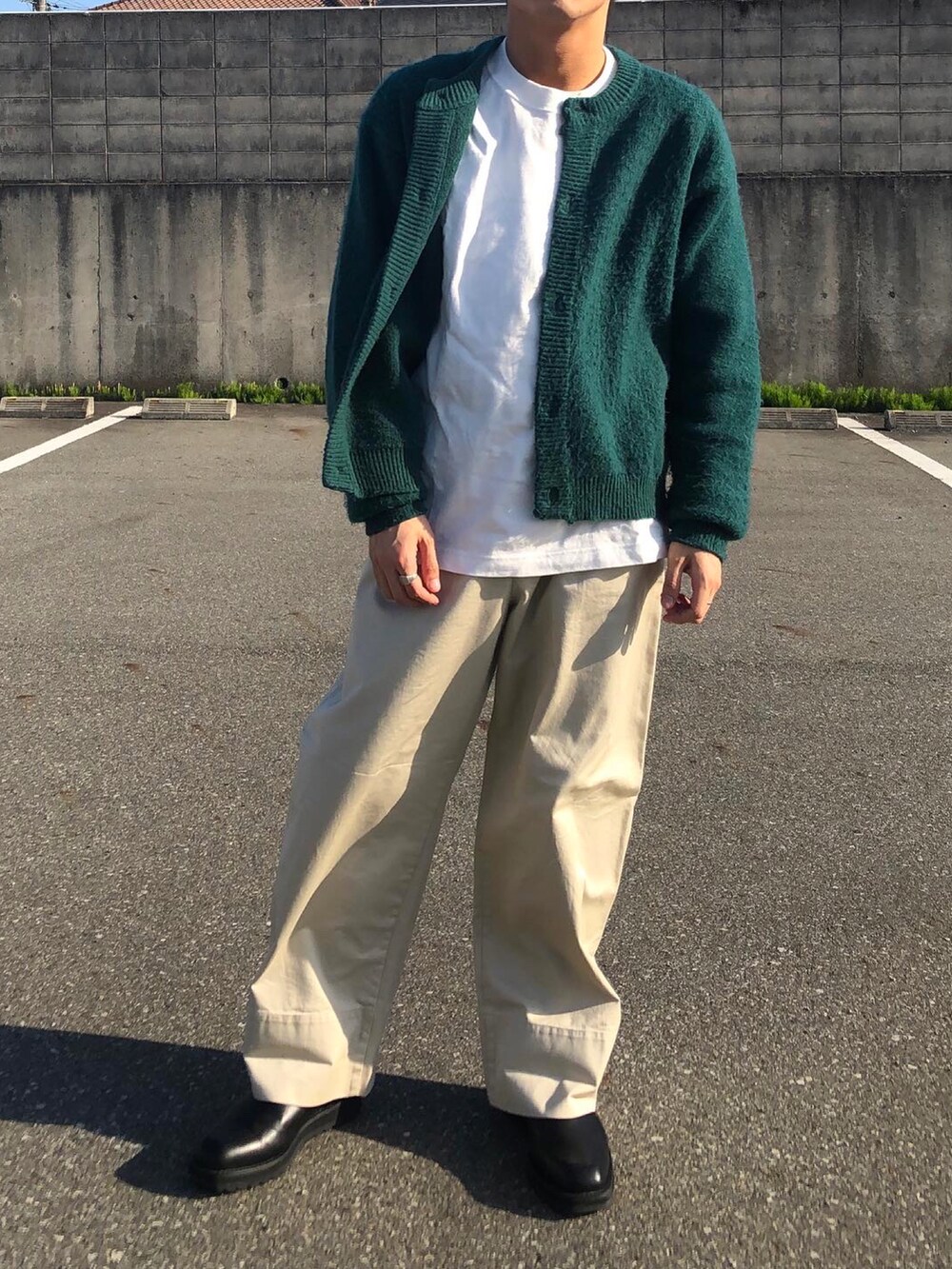 グリーン系のカーディガン/ボレロ、ホワイト系のTシャツ/カットソー、ホワイト系のパンツを着用したメンズの春コーディネートの2枚目の写真