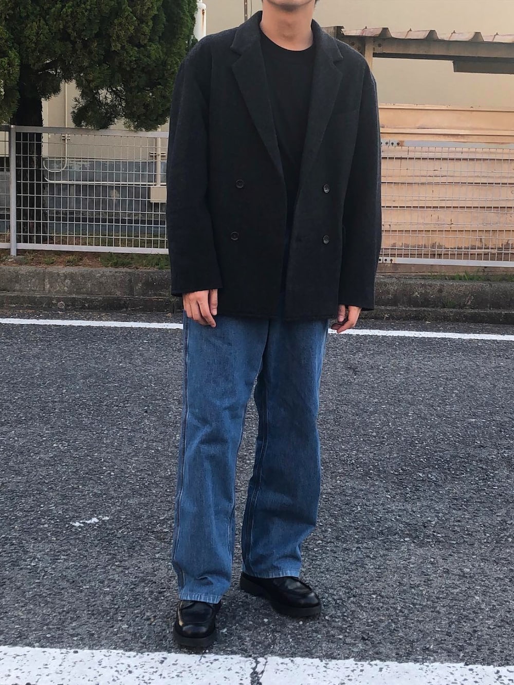 グレー系のテーラードジャケット、ブラック系のTシャツ/カットソー、ブラック系のブーツを着用したメンズの春コーディネートの2枚目の写真