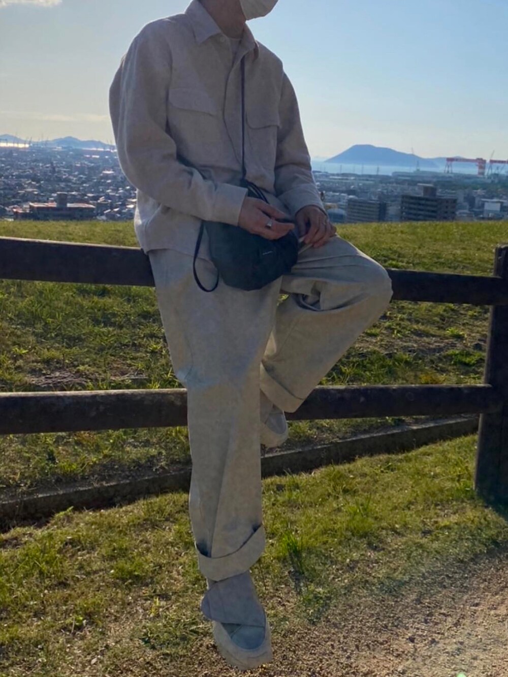 ホワイト系のシャツ/ブラウス、ブラック系のショルダーバッグ、ホワイト系のパンツを着用したメンズの春コーディネートの2枚目の写真