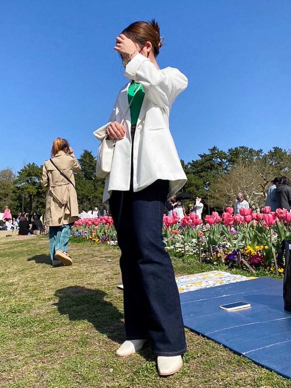 「カジュアルコーデ、春カラー、休日スタイル、シンプル、おしゃれさんと繋がりたい、パンツスタイル、春夏コーデ、韓国ファッション、低身長、グリーン、フレアパンツ、ジャケット、ZARA、H&M、お花見」｜「H&Mのアイテム（テーラードジャケット、ホワイト系）」を使った、くろさん（レディース・153cm）の春コーディネートの2枚目の写真