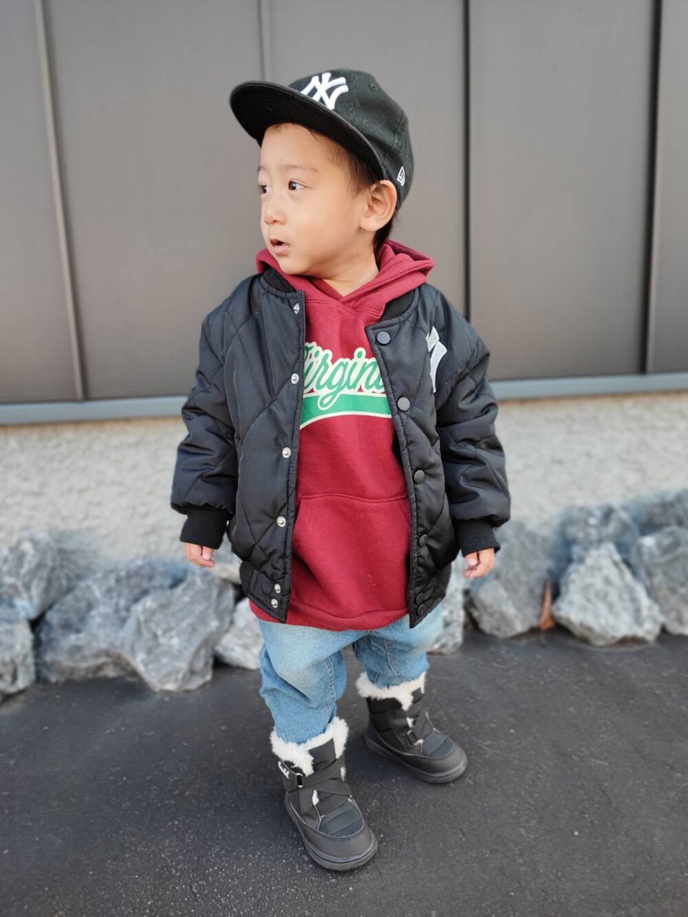「クリスマスに着たい服、冬コーデ、ベビーファッション、男の子コーデ、スノーブーツ、ストリート系、ストリートキッズ、パーカー KIDS、男の子ファッション、ペアマノンストリート、ストリートコーデ、2歳2ヶ月、2歳男の子、２歳児コーデ、男の子」｜「PAIRMANON STREETの【PAIRMANON STREET】ロゴプリント ポケット付き プルパーカー（パーカー、レッド系）」を使った、KAKKAさん（キッズ・80cm）の冬コーディネートの2枚目の写真