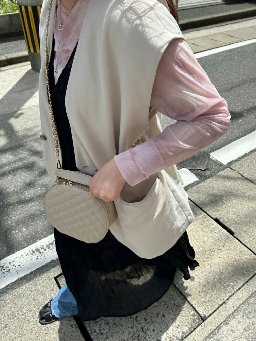 「カジュアル、ベスト、デニム、レイヤードスタイル、タイダイ柄、骨格ストレート、おしゃれさんと繋がりたい」｜「Noelaのアイテム（ショルダーバッグ、ベージュ系）」を使った、おのももさん（レディース・159cm）の夏コーディネートの2枚目の写真