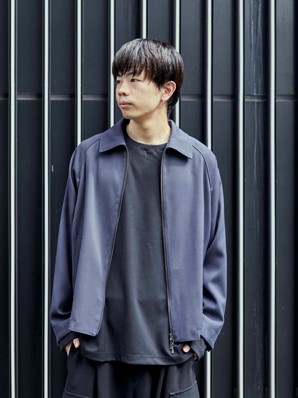 グレー系のブルゾンを着用したメンズの秋コーディネートの4枚目の写真