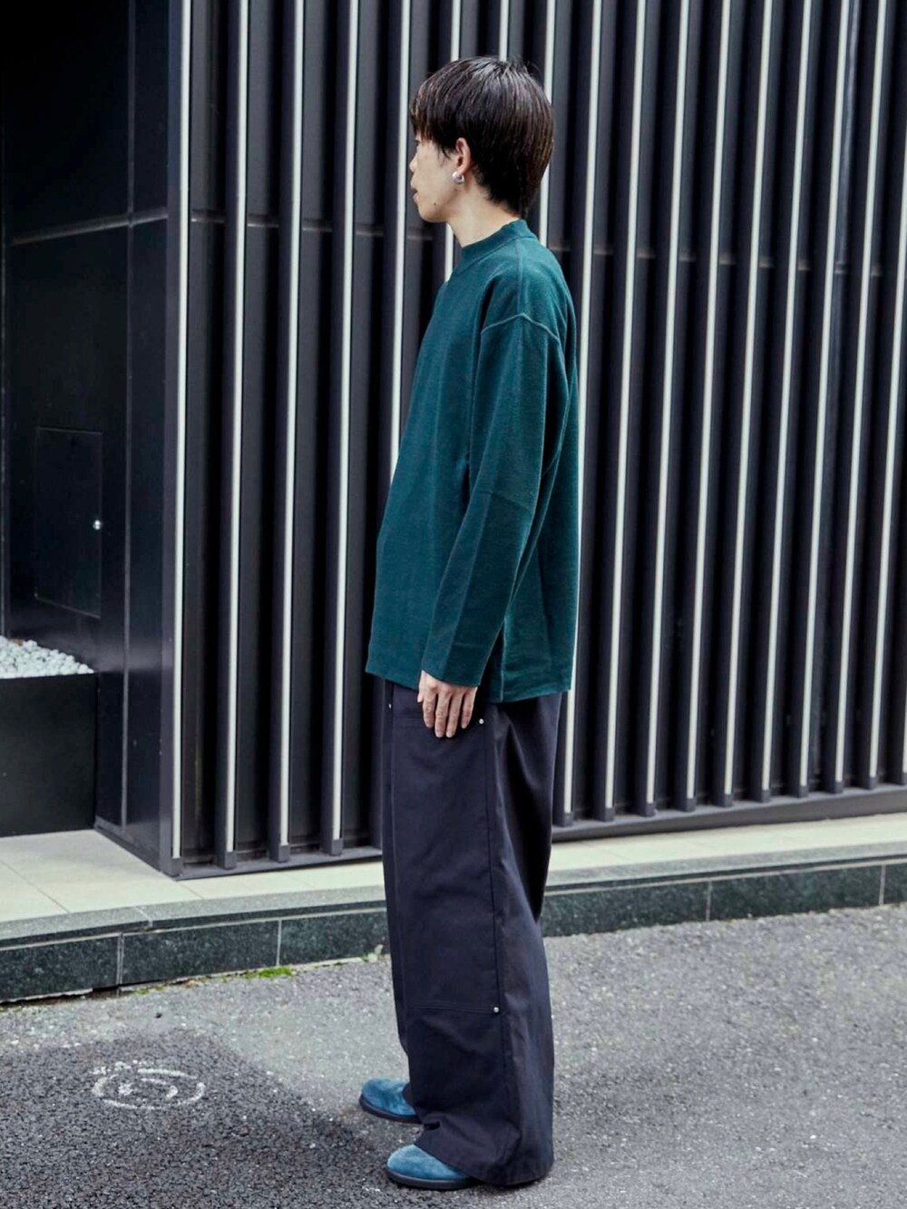 グリーン系のニット/セーターを着用したメンズの秋コーディネートの2枚目の写真