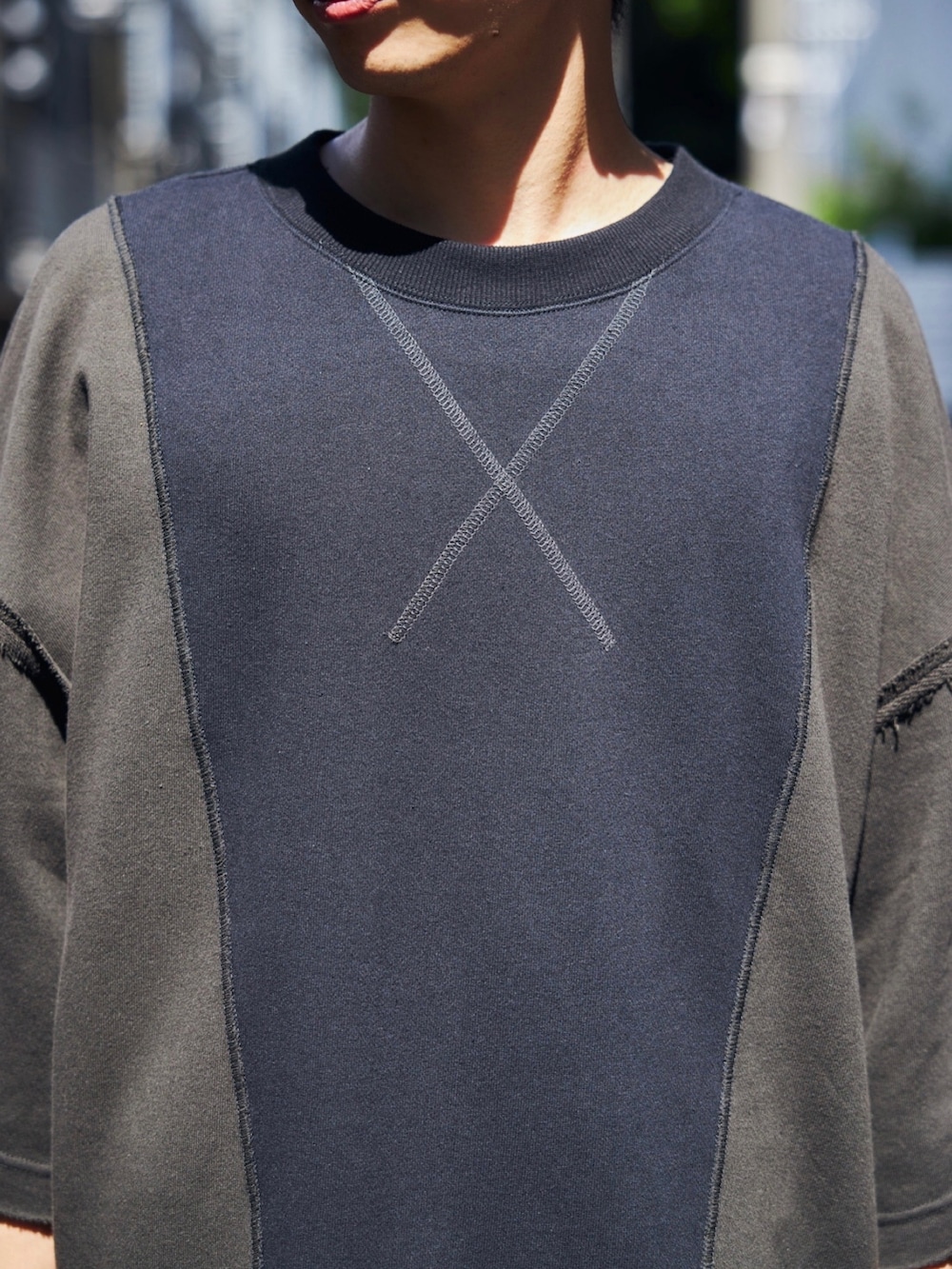 ブラック系のTシャツ/カットソーを着用したメンズの夏コーディネートの4枚目の写真